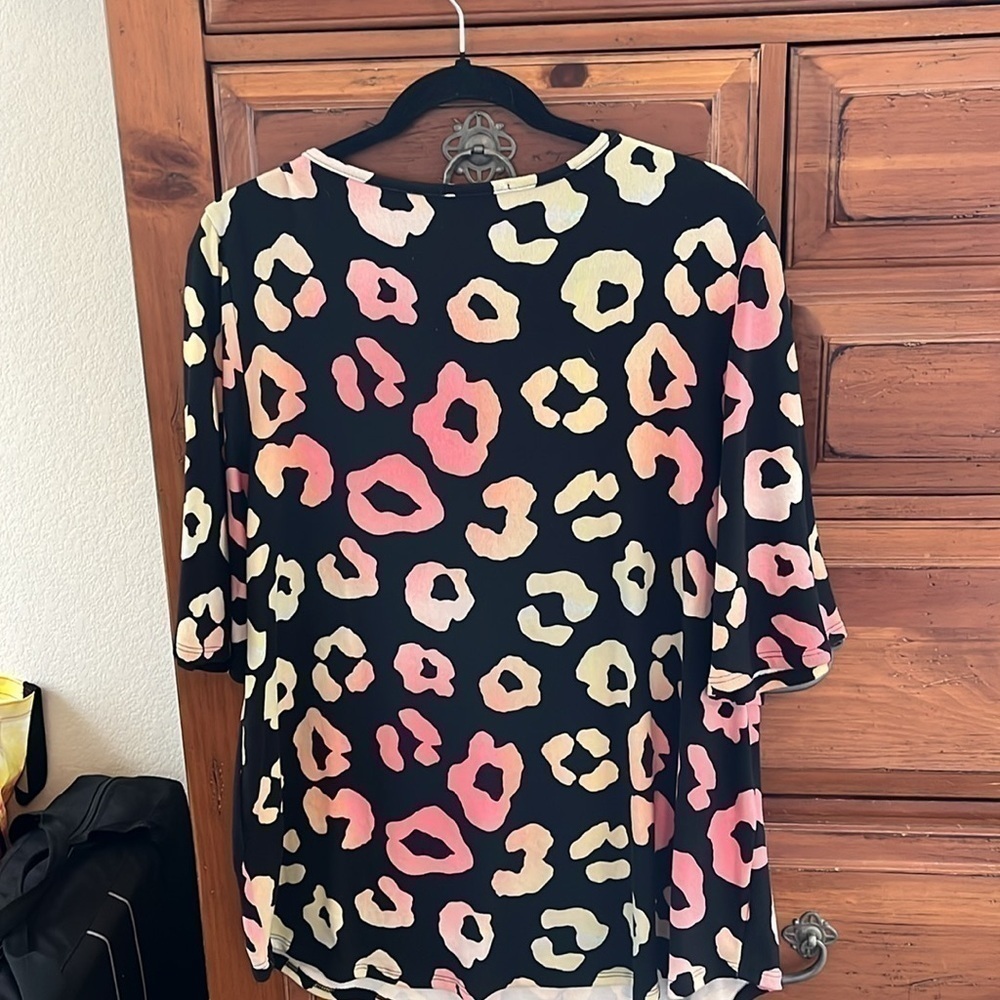 Bombom Women’s Black And Pink Animal Print Tee Size Large NWOT - Picture 5 of 6